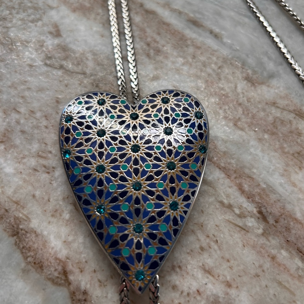 Elegant Silver Heart Pendant Necklace - Picture 2 of 3